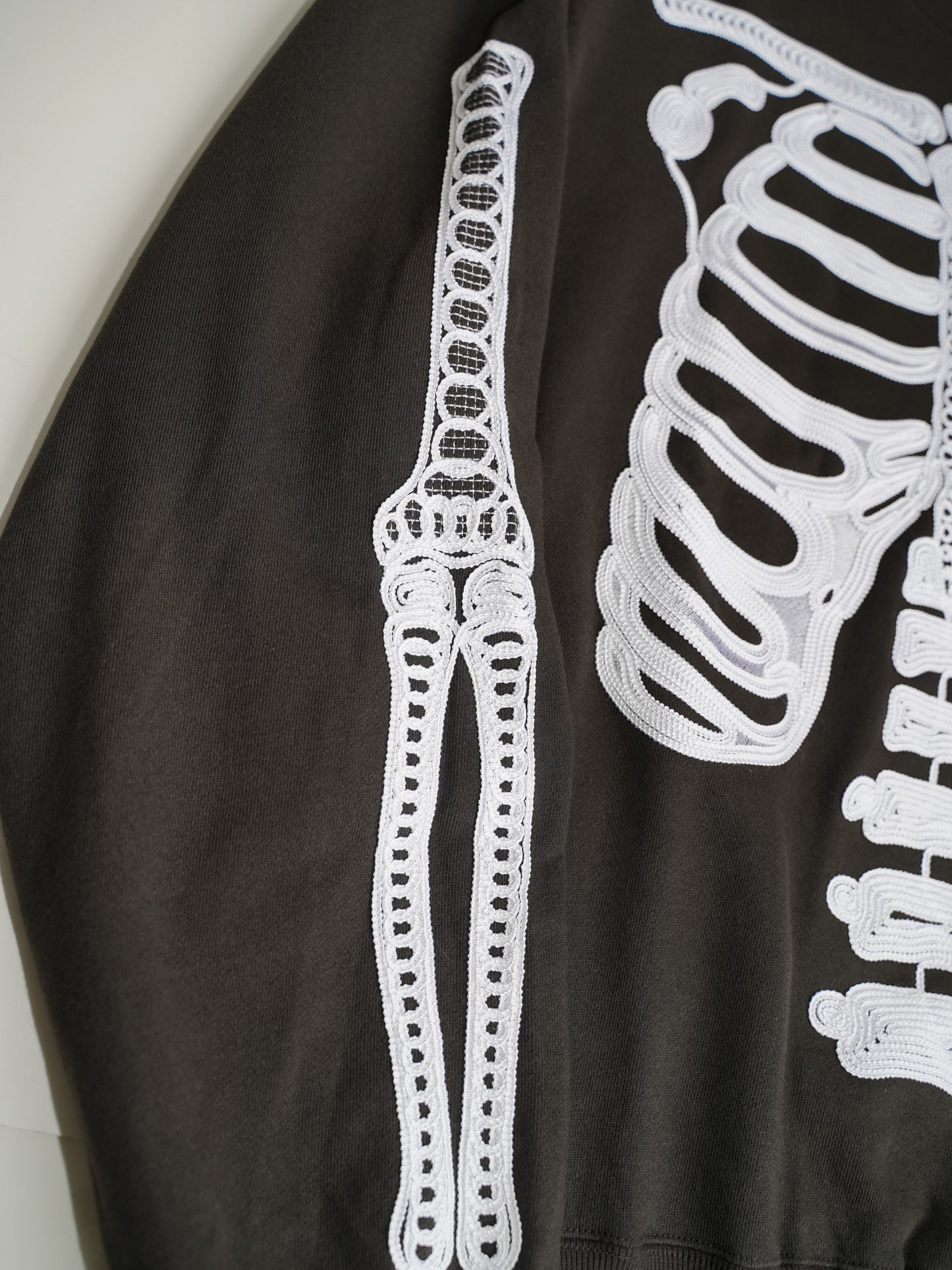 el conductorH CORD EMBROIDERED CREW NECK SWEATER 'BONES'