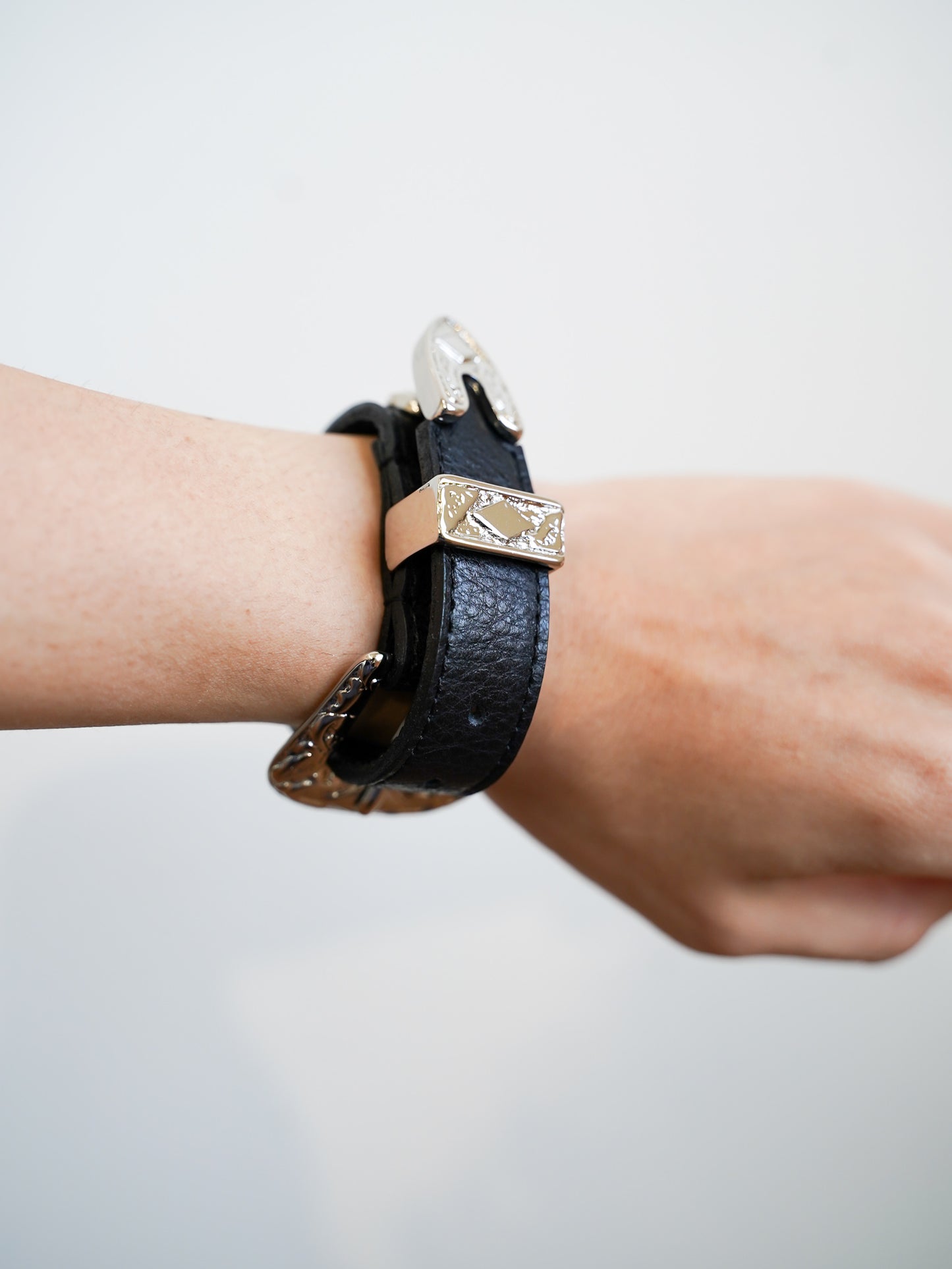 el conductorH HEART STUD  BRACELET