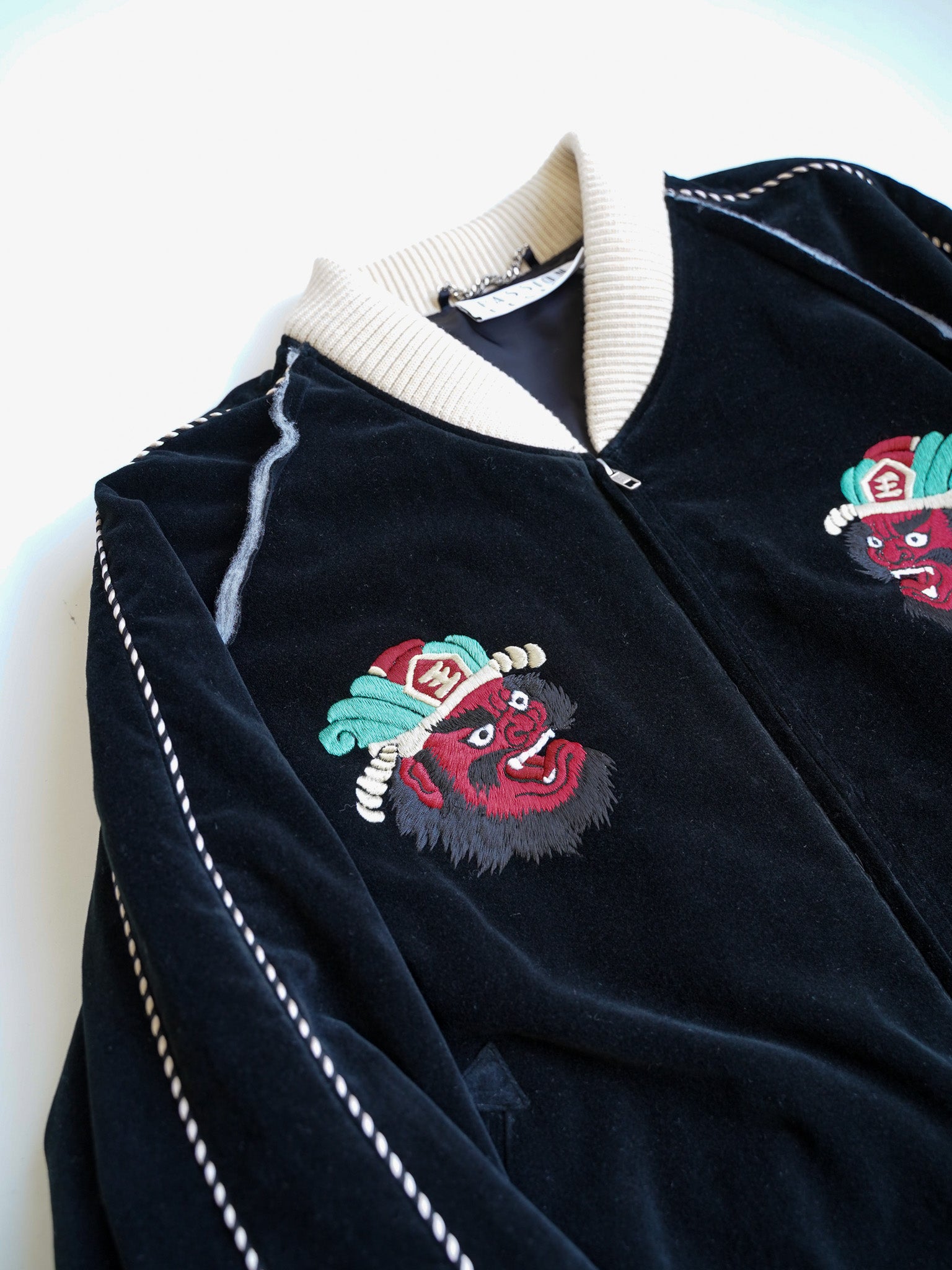 el conductorH VELVETEEN YAMA KING EMBROIDERED SOURVENIR JKT