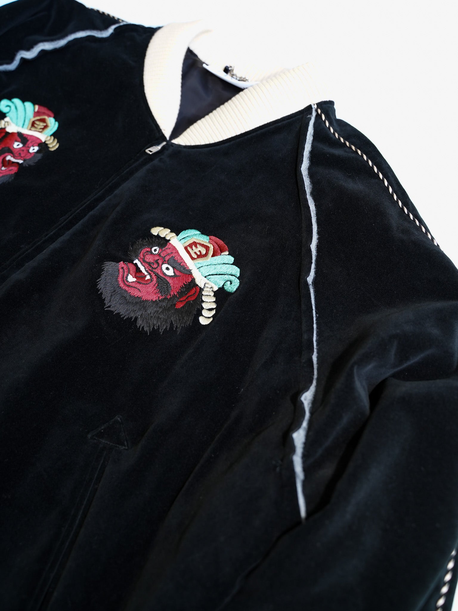 el conductorH VELVETEEN YAMA KING EMBROIDERED SOURVENIR JKT