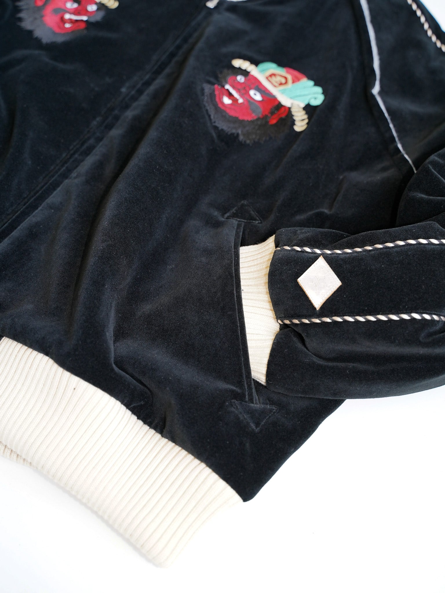 el conductorH VELVETEEN YAMA KING EMBROIDERED SOURVENIR JKT