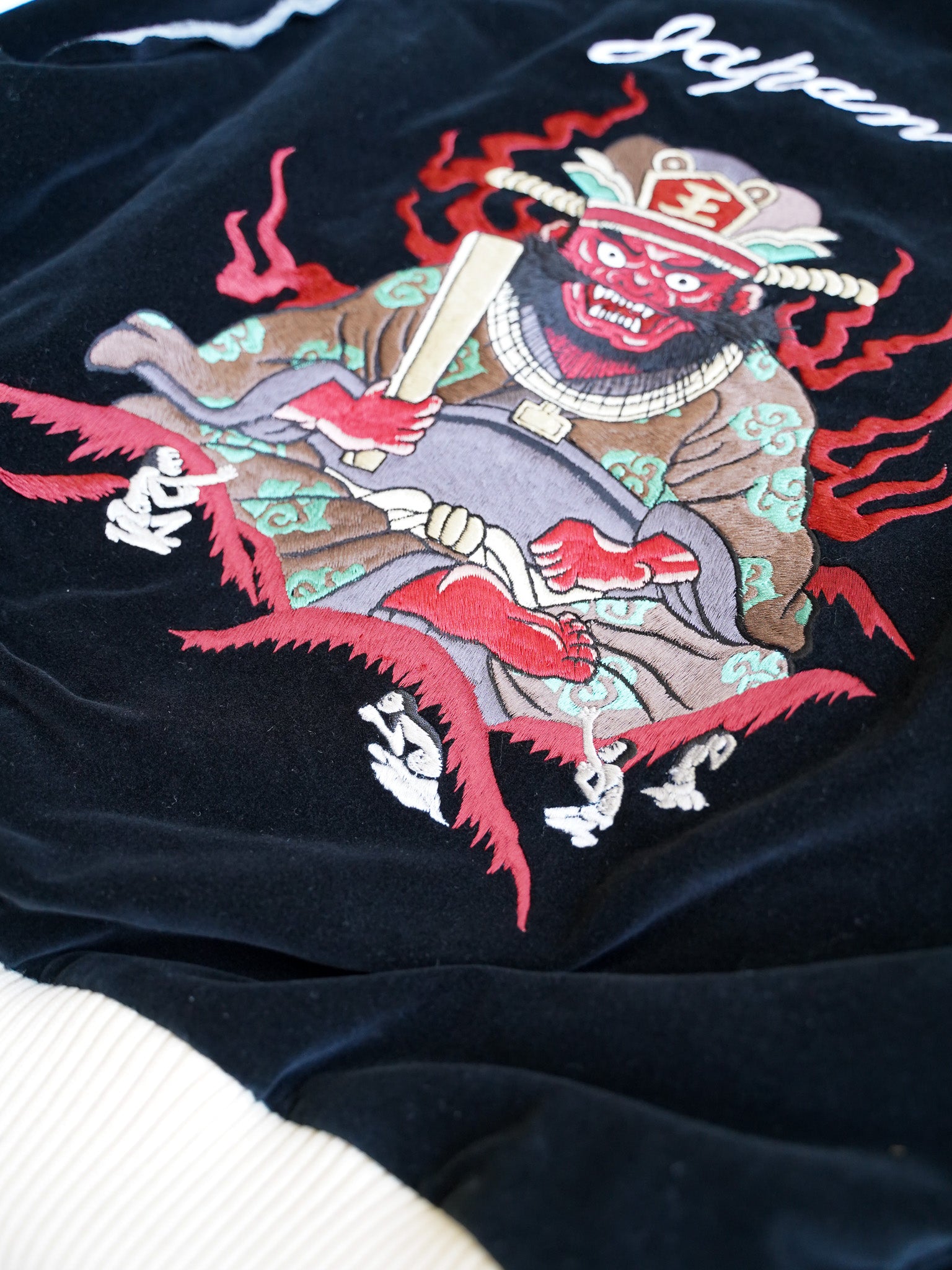 el conductorH VELVETEEN YAMA KING EMBROIDERED SOURVENIR JKT