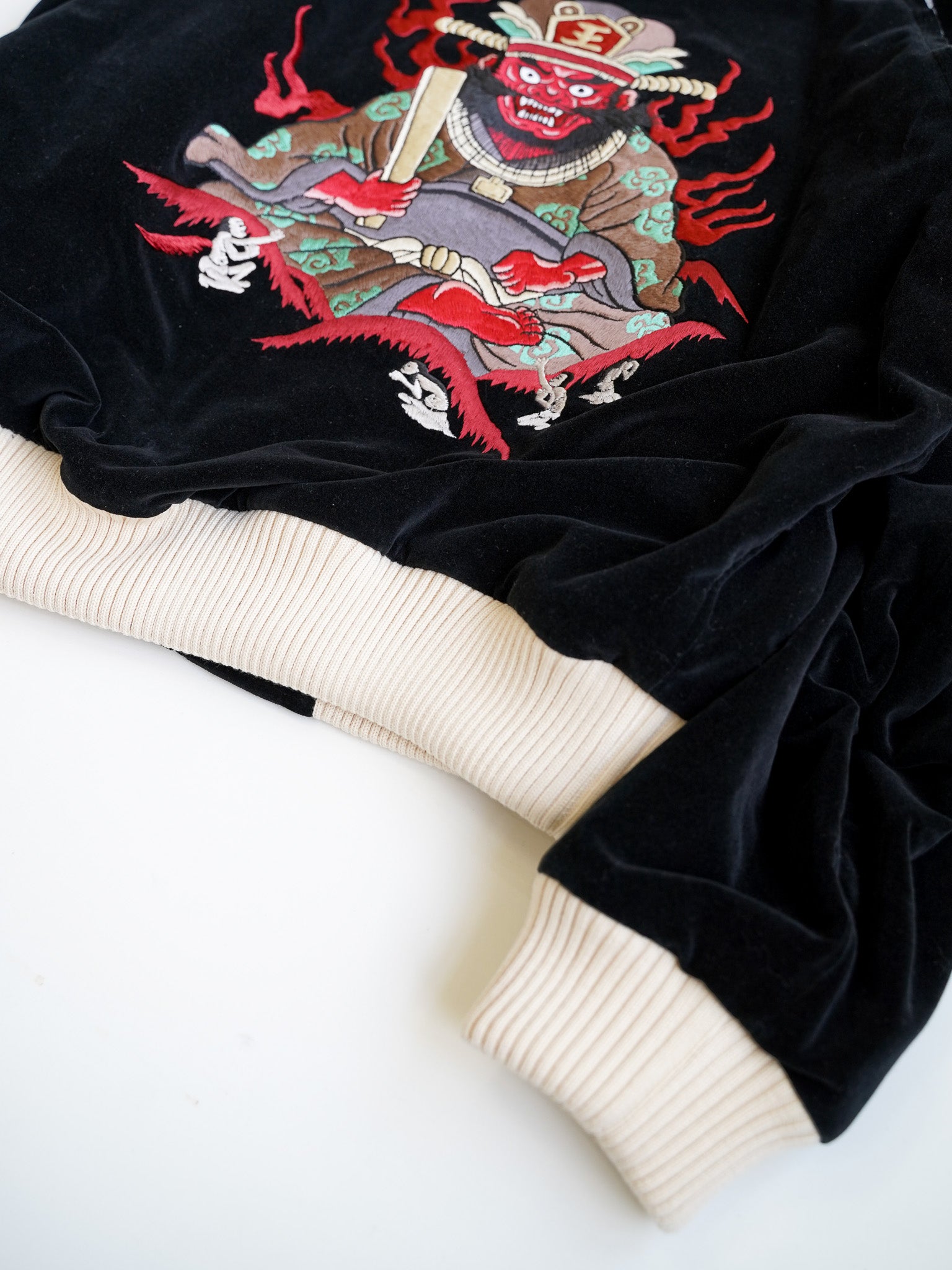 el conductorH VELVETEEN YAMA KING EMBROIDERED SOURVENIR JKT