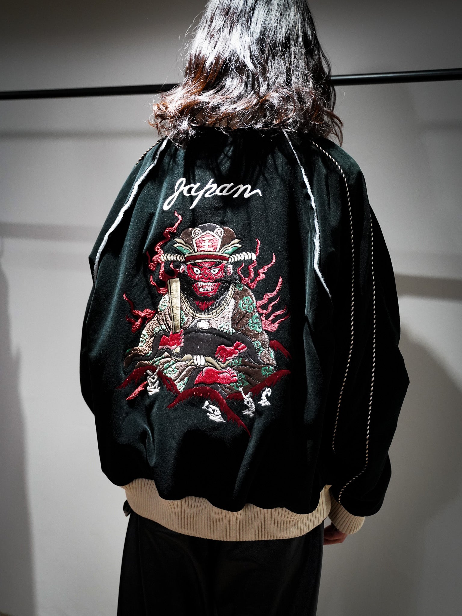 el conductorH VELVETEEN YAMA KING EMBROIDERED SOURVENIR JKT