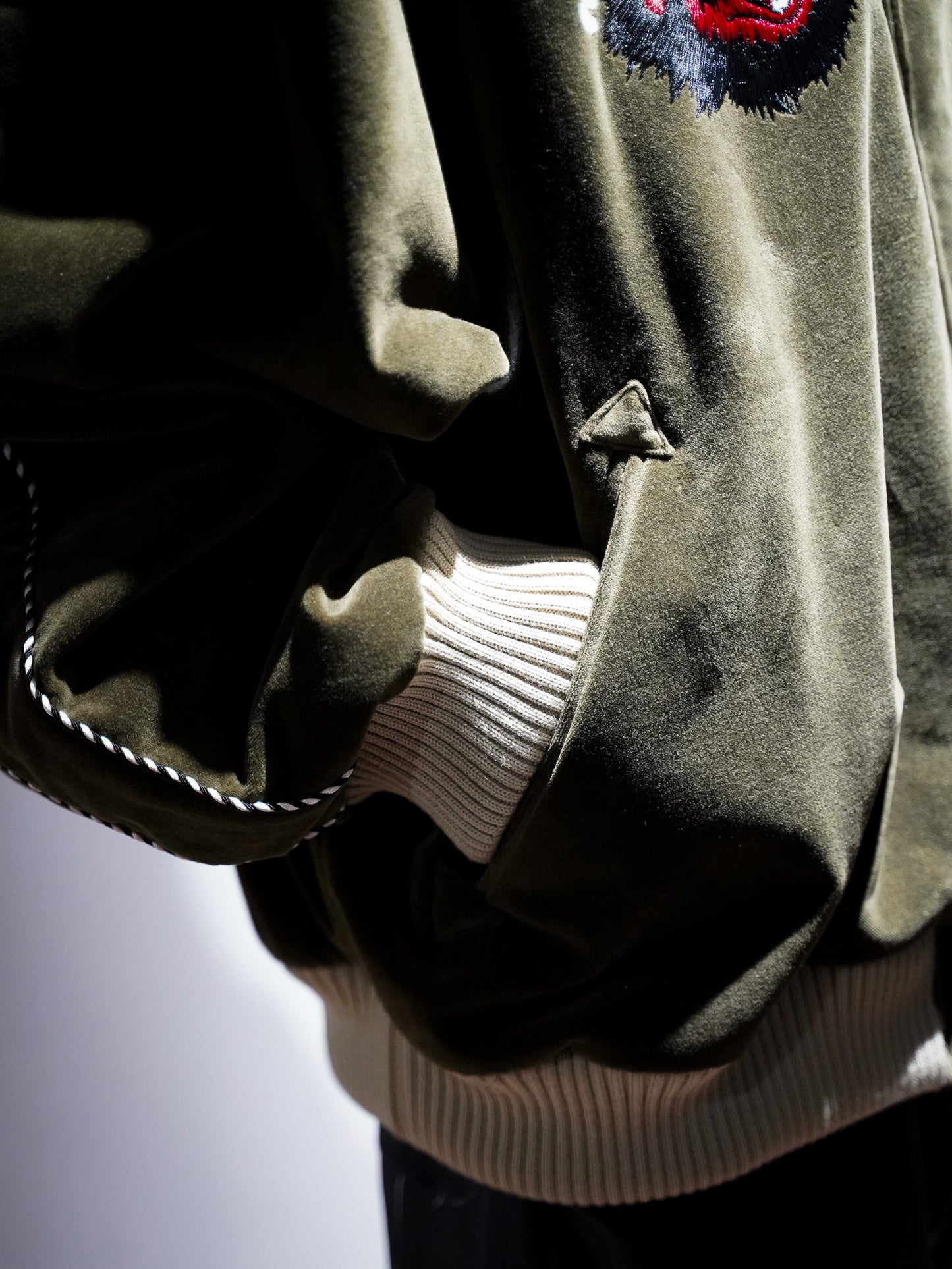 el conductorH VELVETEEN "YAMA KING" EMBROIDERED SOURVENIR JKT