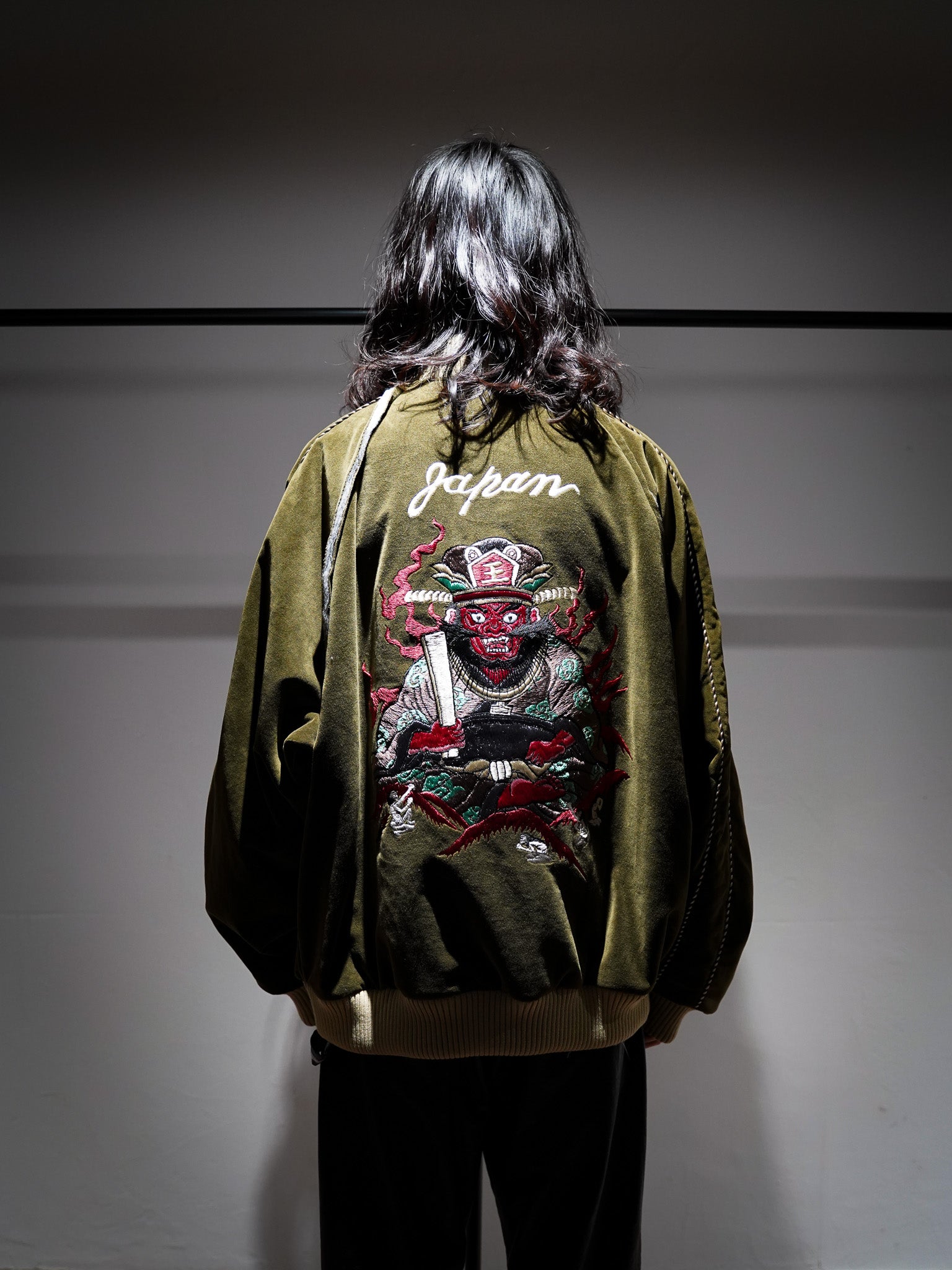 el conductorH VELVETEEN YAMA KING EMBROIDERED SOURVENIR JKT