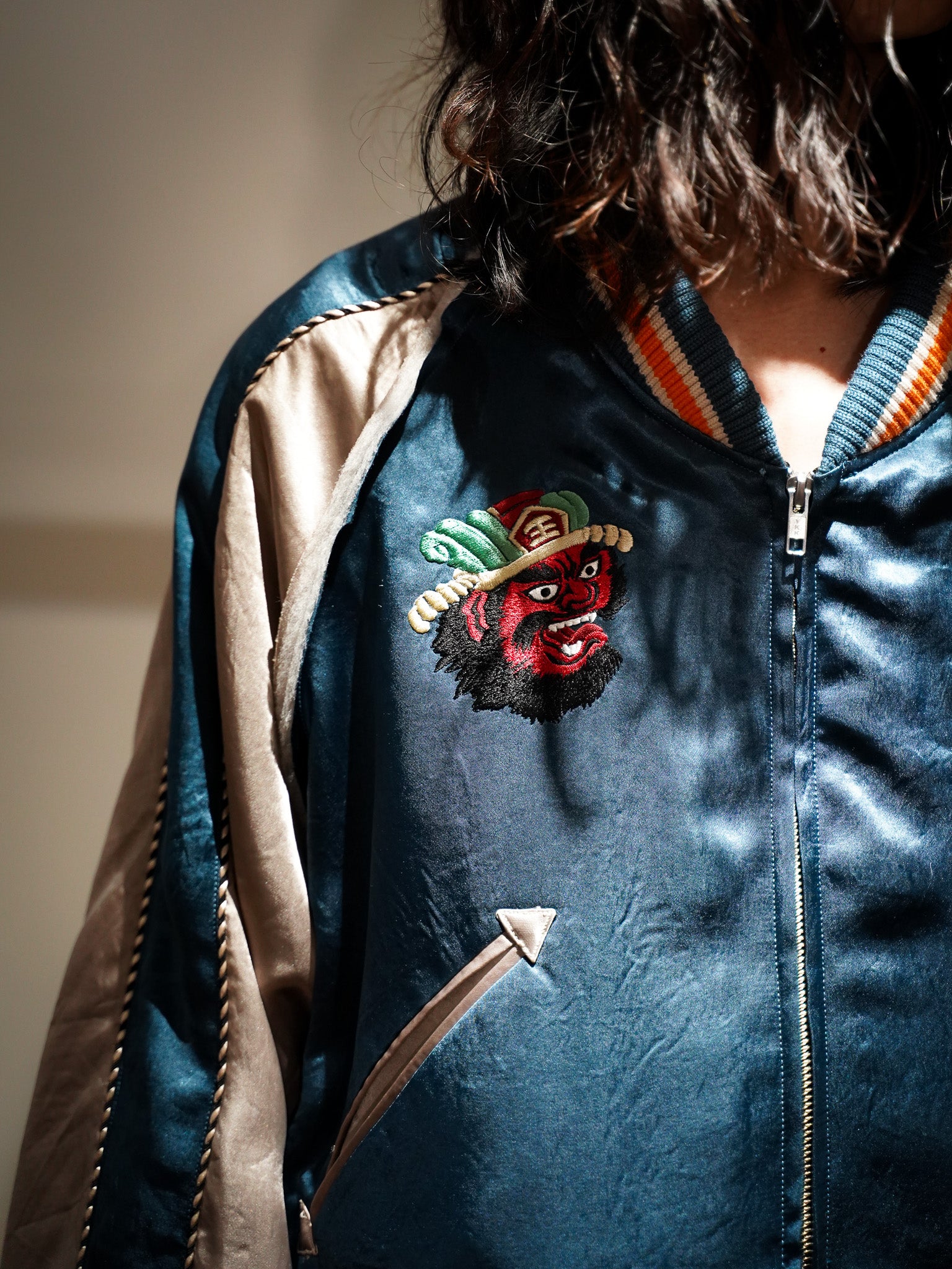 el conductorH CROPPED YAMA KING EMBROIDERED SOURVENIR JKT