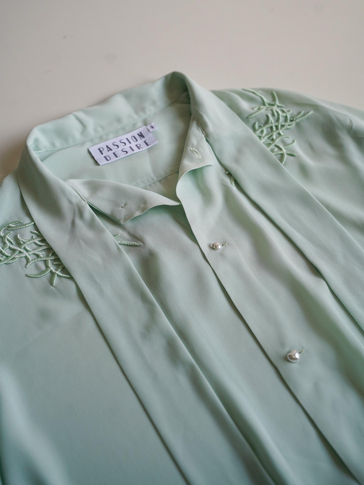 el conductorH 3D EMBROIDERED BOW TIE SHIRT