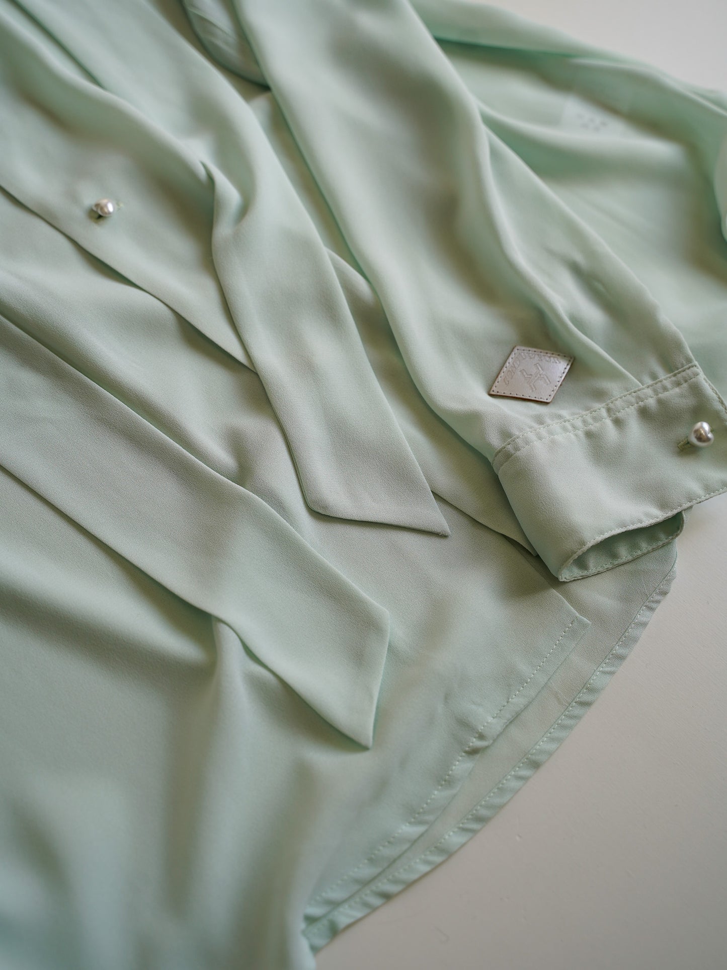 el conductorH 3D EMBROIDERED BOW TIE SHIRT