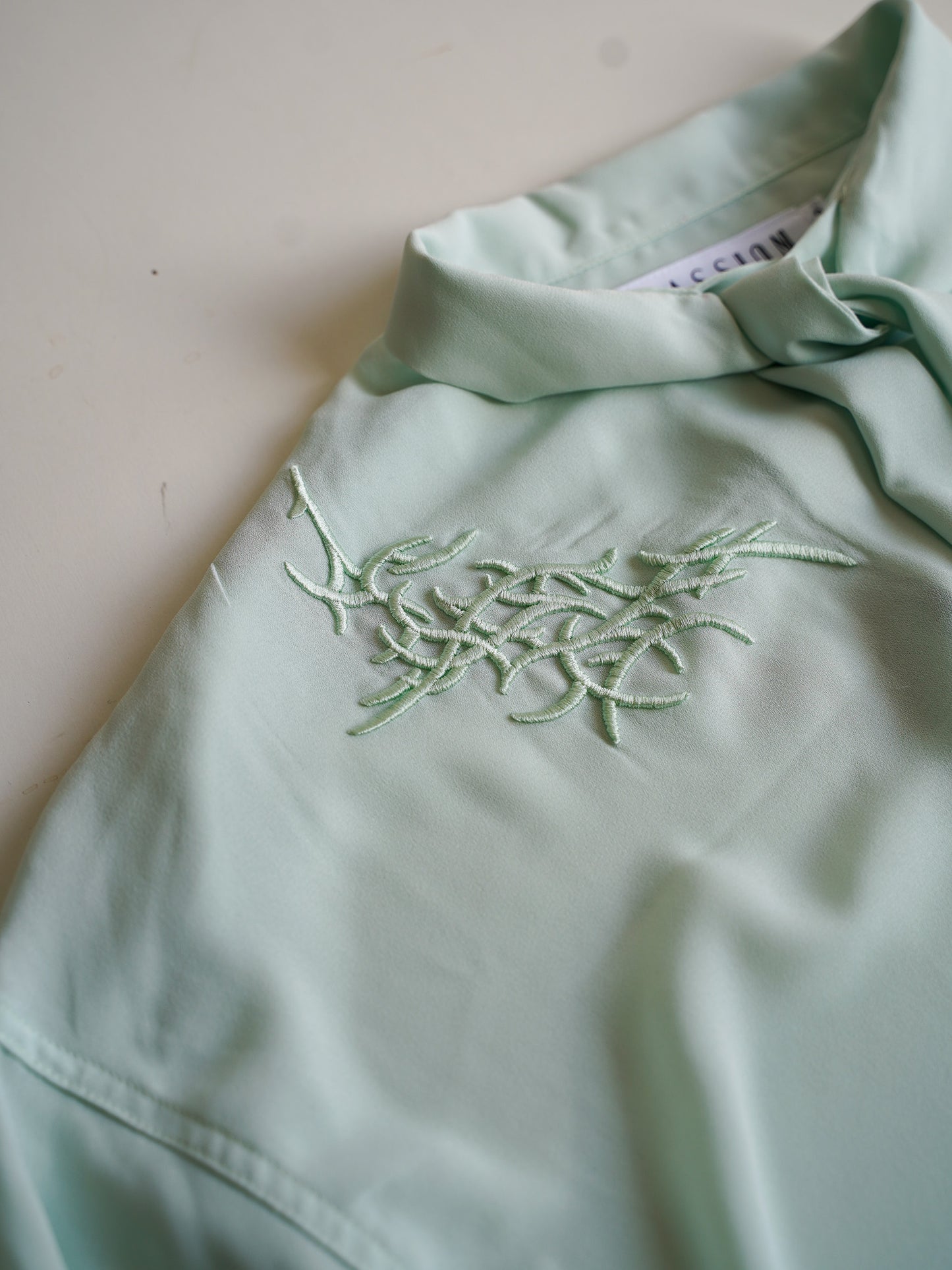 el conductorH 3D EMBROIDERED BOW TIE SHIRT