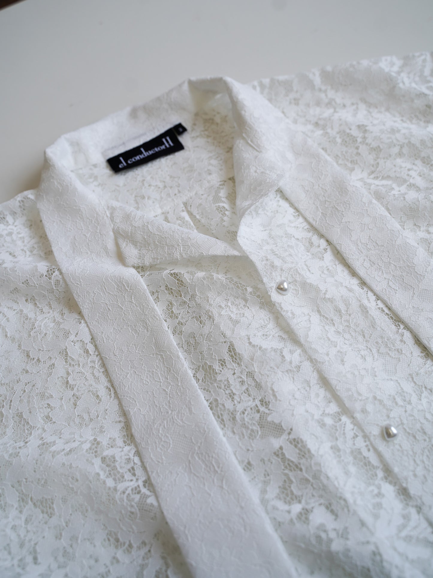 el conductorH FLOWER LACE BOW TIE SHIRT