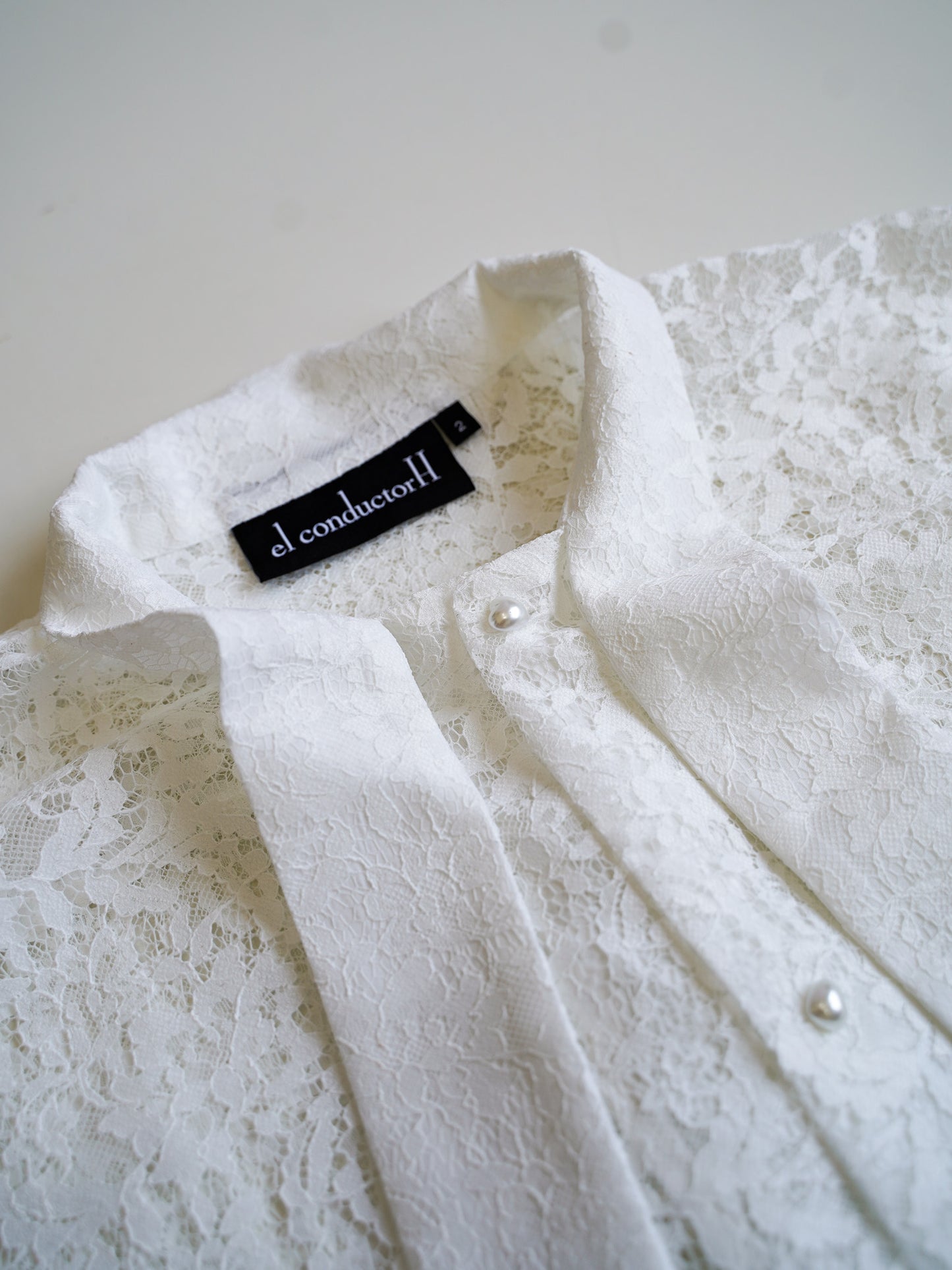 el conductorH FLOWER LACE BOW TIE SHIRT