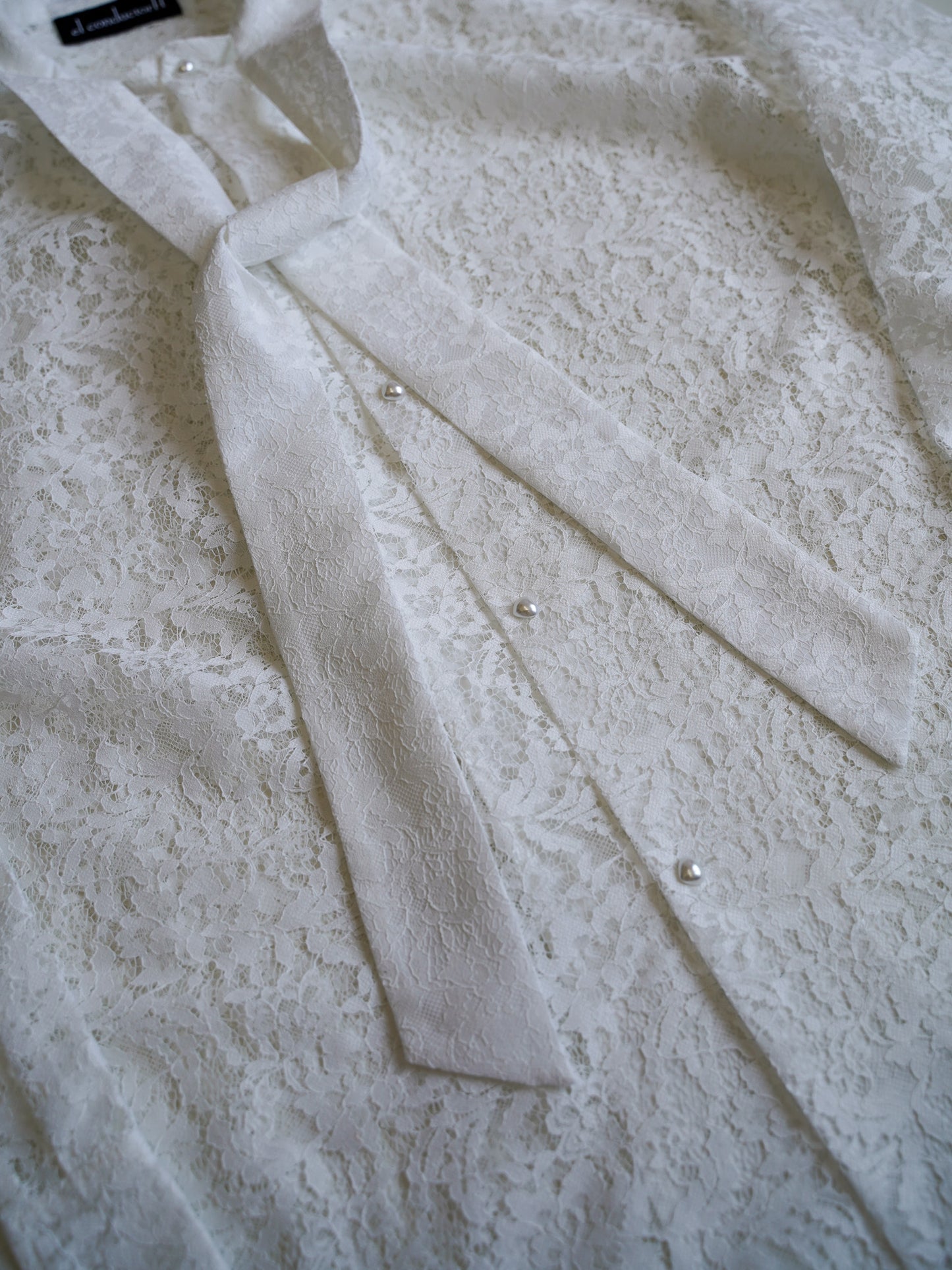 el conductorH FLOWER LACE BOW TIE SHIRT
